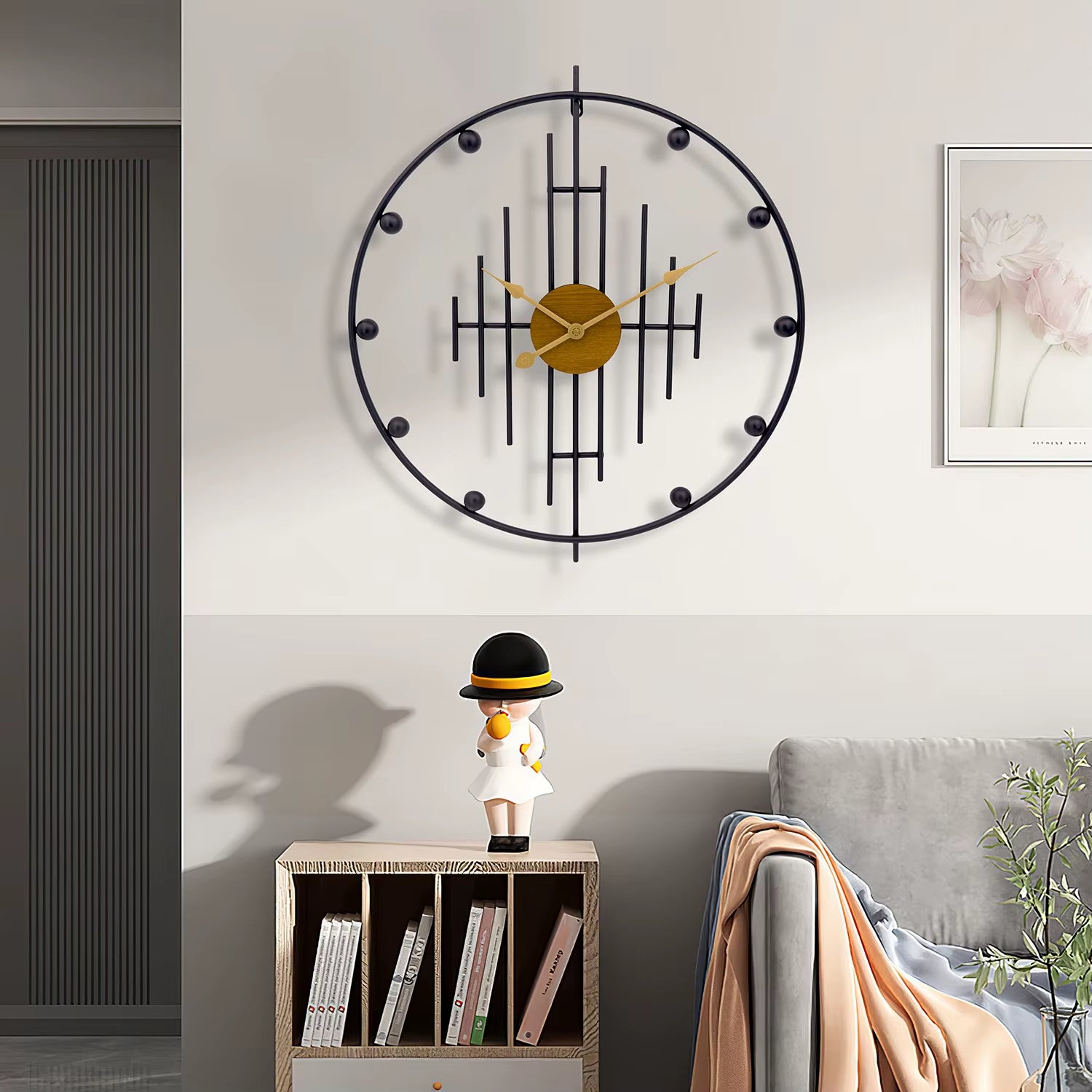 Modern Minimalist and Fashionable Living Room Clock, High-End Creative Iron Decoration Clock
