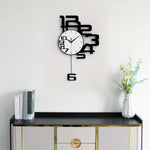 Horloge Murale Design Originale – Chiffres Géants Déconstruits Noir et Blanc - Vignette | La Belle Horloge