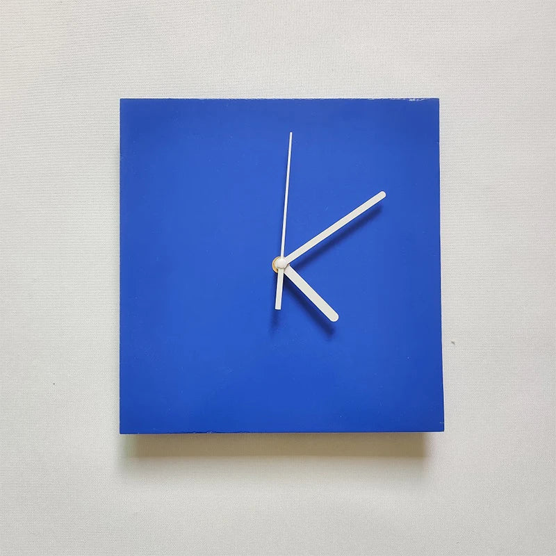 horloge murale · carrée · bois · bleu · silencieux · scandinave · minimaliste · sans cadre · design