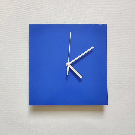 horloge murale · carrée · bois · bleu · silencieux · scandinave · minimaliste · sans cadre · design