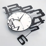 Horloge Murale Design Originale – Chiffres Géants Déconstruits Noir et Blanc - Vignette | La Belle Horloge