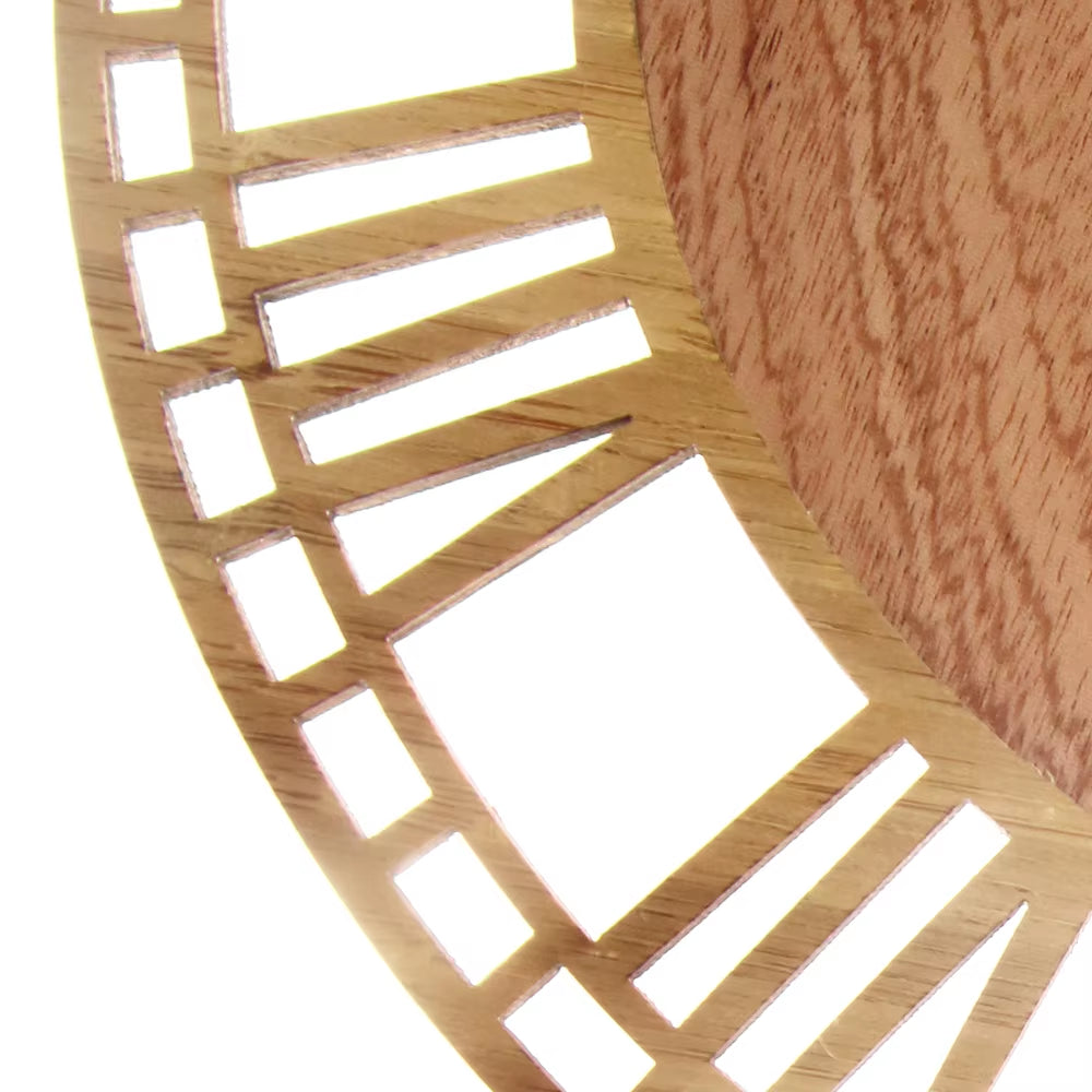 Gros plan sur le cadran ajouré de l’horloge Corsair en bois naturel, découpe laser précise et finitions artisanales
