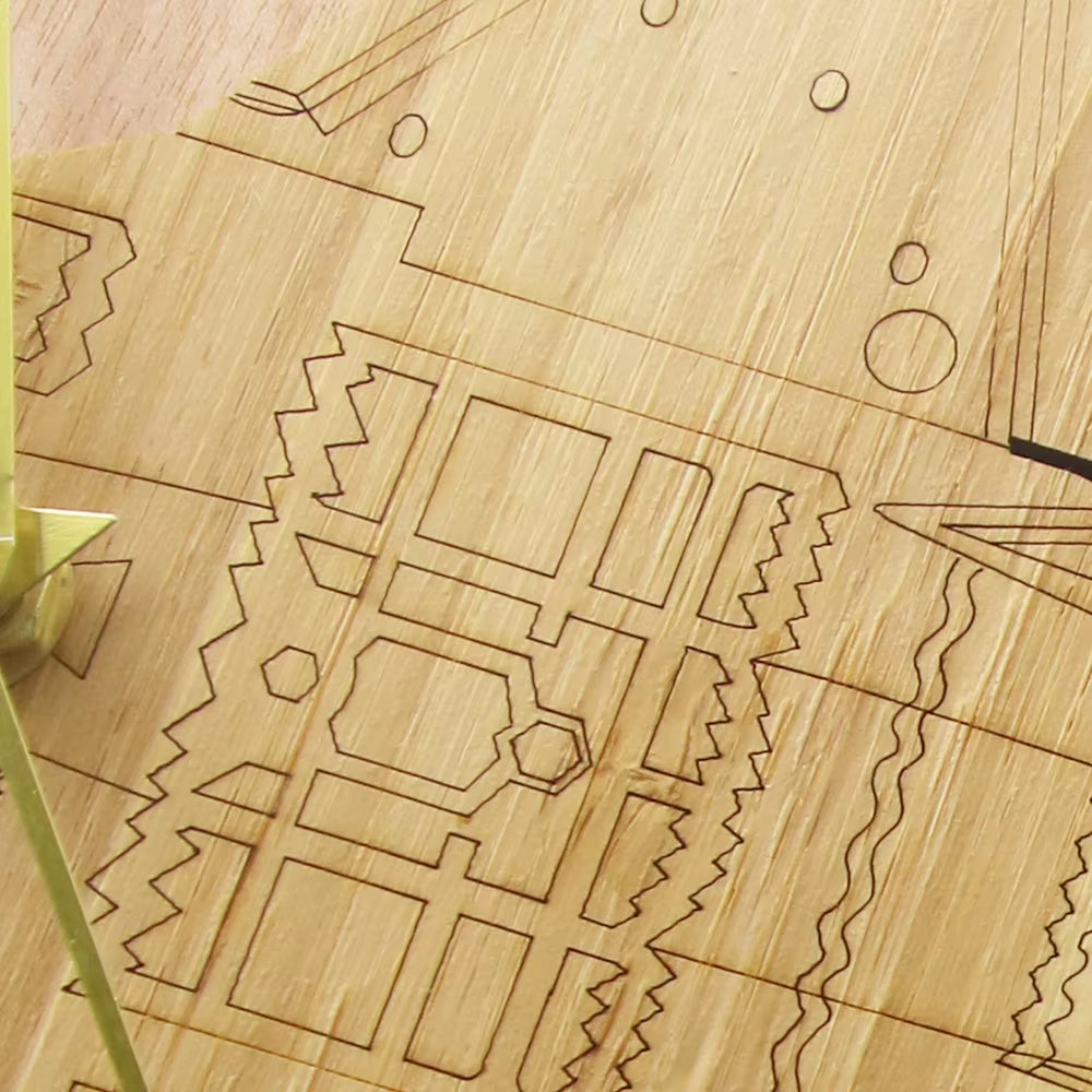 Zoom sur les gravures laser et le grain unique du bois de l’horloge Corsair F4U-4, fabrication artisanale