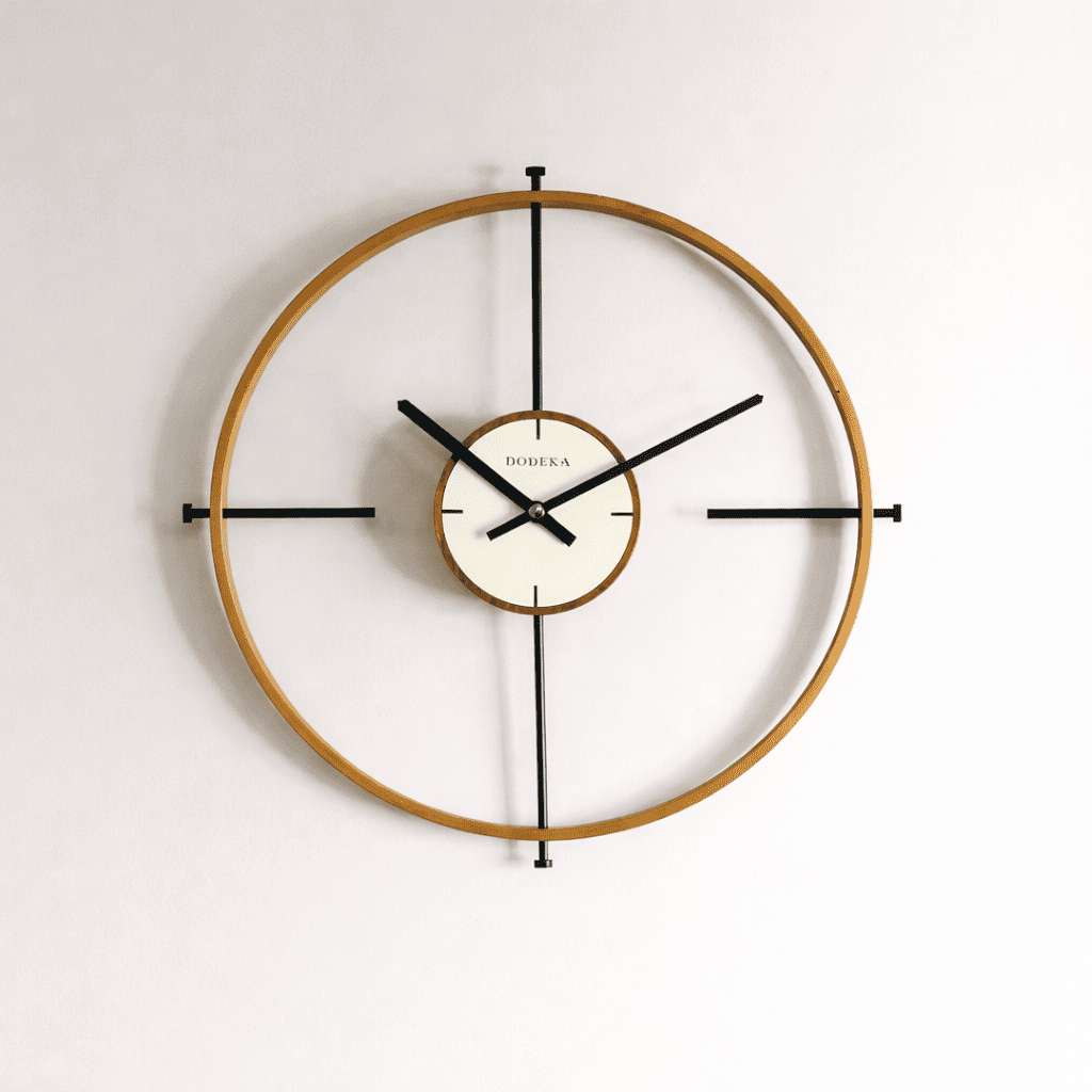 Horloge murale en bois Archipel, design nordique contemporain, idéale comme point focal décoratif dans un salon.