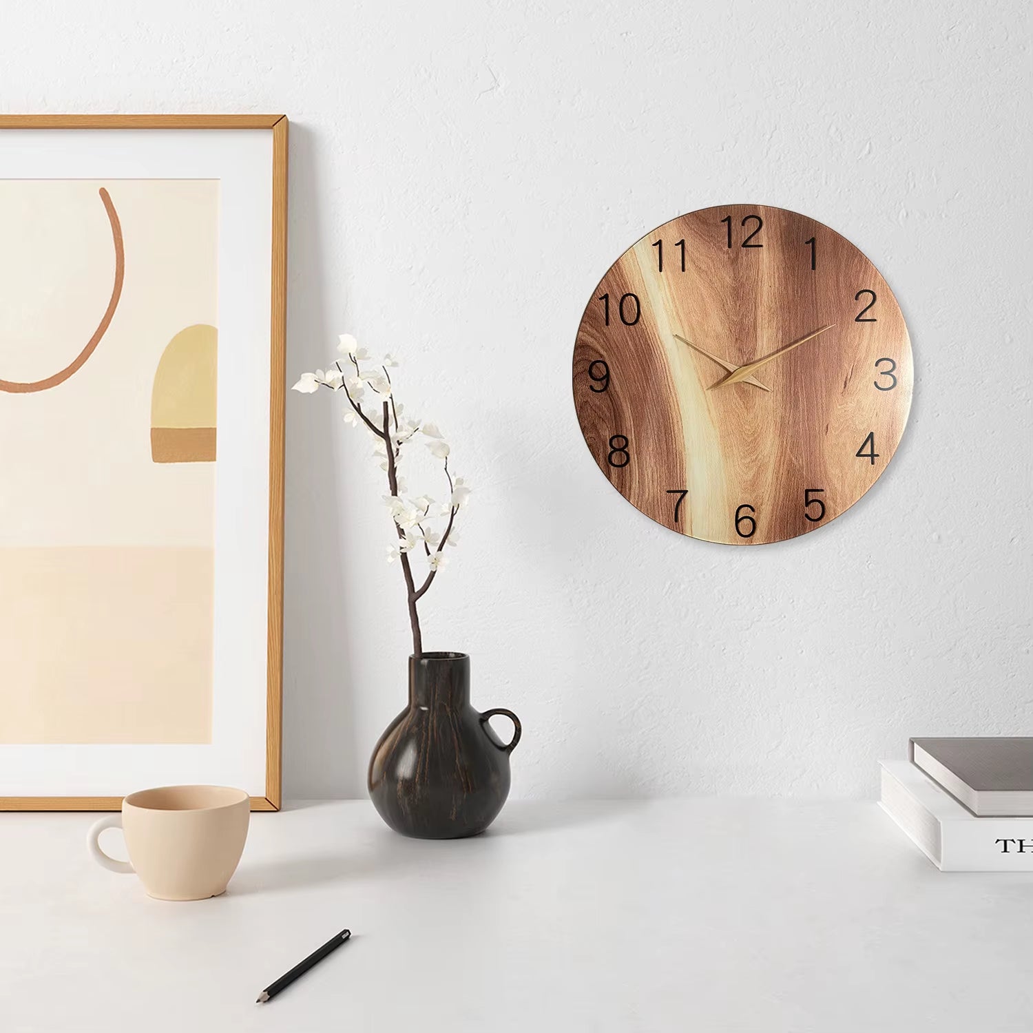 Horloge murale en bois design minimaliste installée dans un intérieur moderne pour décoration murale élégante