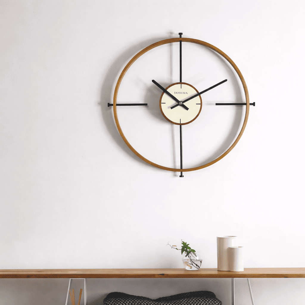 Horloge murale design Archipel avec grand anneau en bois massif et structure métallique suspendue, style scandinave minimaliste.