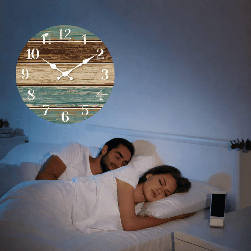 Horloge murale en bois silencieuse installée dans une chambre à coucher, idéale pour le sommeil sans bruit et une ambiance apaisante