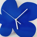 Horloge Murale Fleur Bleu Klein – Bois, Design Scandinave Silencieux - Vignette | La Belle Horloge