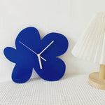 Horloge Murale Fleur Bleu Klein – Bois, Design Scandinave Silencieux - Vignette | La Belle Horloge
