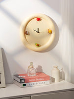 Horloge murale de cuisine design crème — minimaliste et silencieuse - Vignette | La Belle Horloge