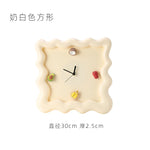 Horloge murale de cuisine design crème — minimaliste et silencieuse - Vignette | La Belle Horloge