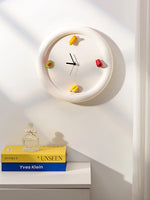 Horloge murale de cuisine design crème — minimaliste et silencieuse - Vignette | La Belle Horloge
