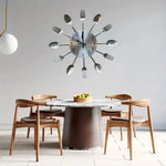 Horloge murale de cuisine couverts inox — design moderne, silencieuse - Vignette | La Belle Horloge