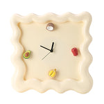 Horloge murale de cuisine design crème — minimaliste et silencieuse - Vignette | La Belle Horloge