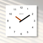 Horloge murale carrée design — acrylique, mouvement silencieux, 6 coloris - Vignette | La Belle Horloge