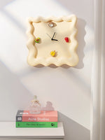 Horloge murale de cuisine design crème — minimaliste et silencieuse - Vignette | La Belle Horloge
