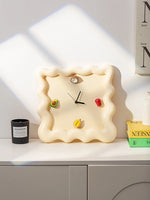 Horloge murale de cuisine design crème — minimaliste et silencieuse - Vignette | La Belle Horloge