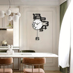 Horloge Murale Design Originale – Chiffres Géants Déconstruits Noir et Blanc - Vignette | La Belle Horloge