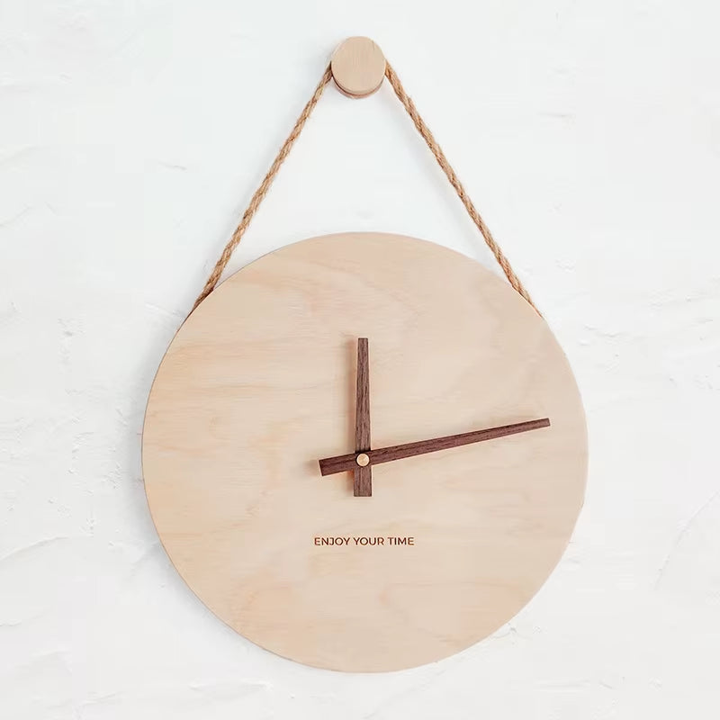 Vue en angle horloge bois suspendue corde version épurée sans chiffres