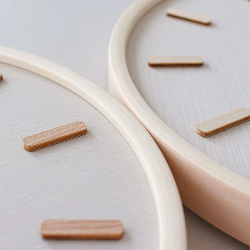 Détail du cadre en bois courbé et épaisseur de l'horloge japonaise