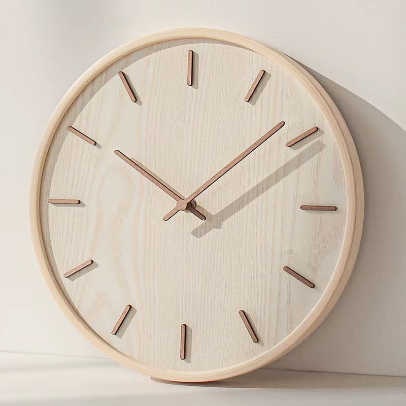 Deux variantes de l'horloge japonaise bois clair et bois chêne côte à côte