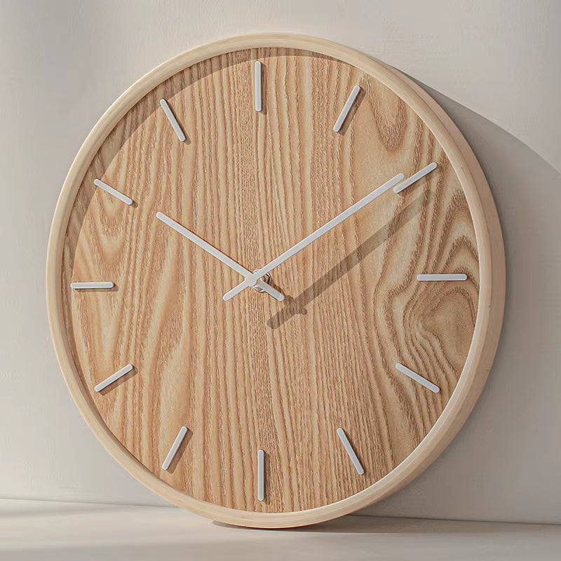 Vue en angle horloge bois naturel veines de chêne et cadre arrondi