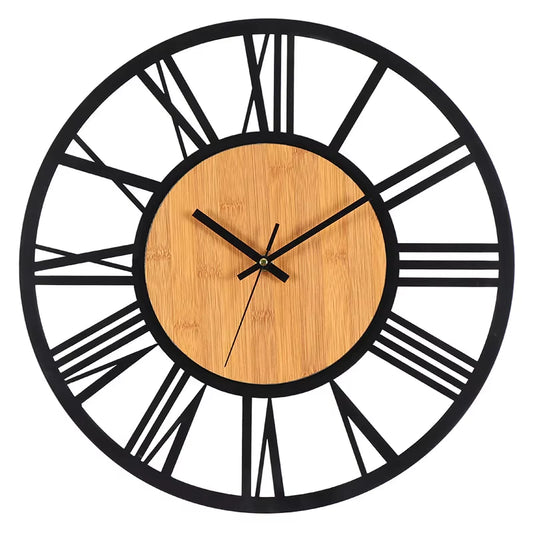 Horloge murale industrielle avec chiffres romains en métal noir et cadran central en bois naturel au design minimaliste
