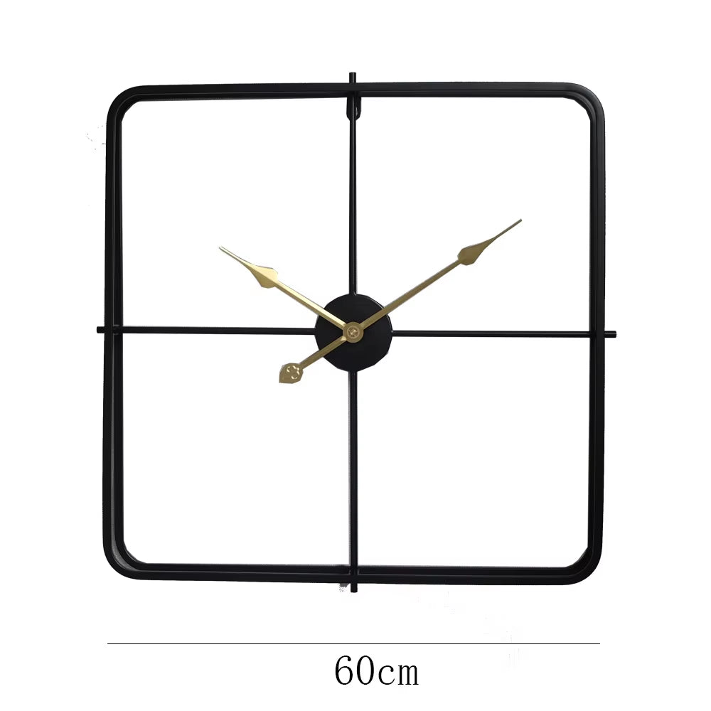Horloge murale carrée industrielle en métal noir de 60 cm avec structure minimaliste et aiguilles dorées