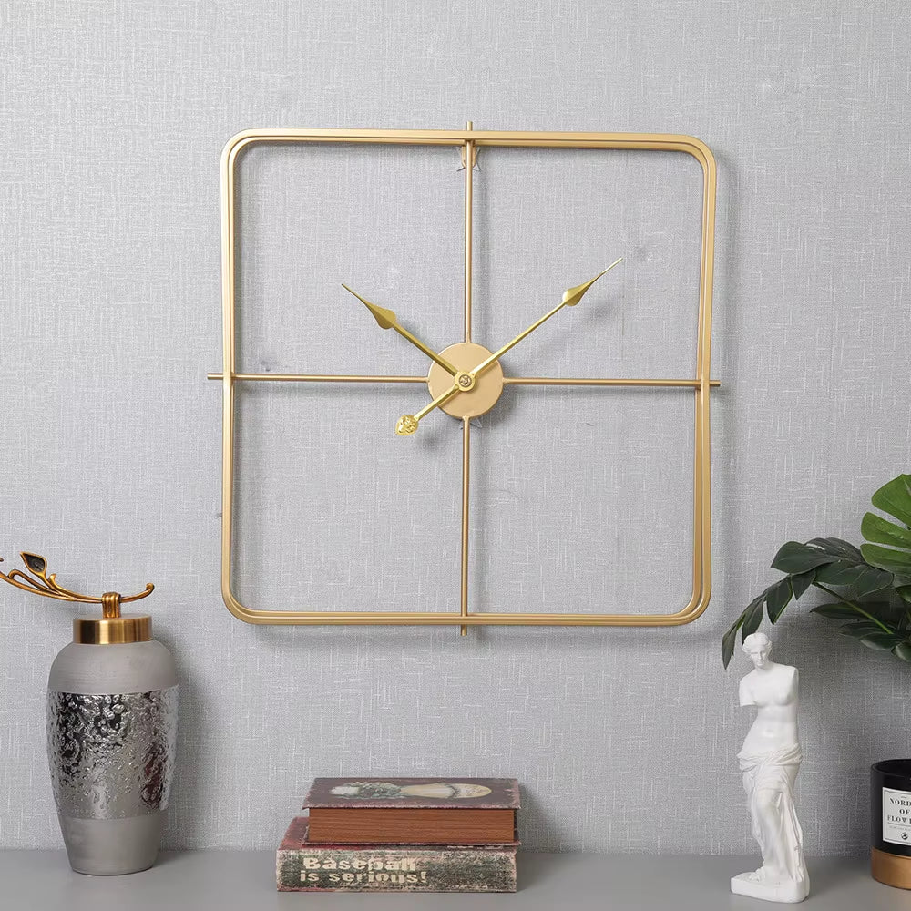 Horloge murale carrée en métal doré avec design minimaliste, idéale pour décoration murale contemporaine