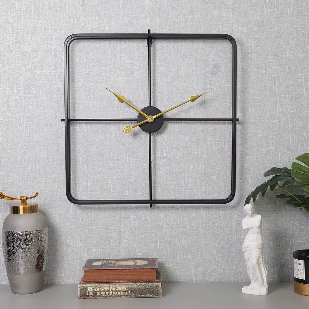 Horloge murale industrielle carrée en métal noir installée dans un salon moderne avec décoration minimaliste
