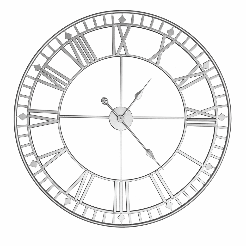 Horloge murale industrielle en métal avec chiffres romains installée au-dessus d’un canapé dans un salon moderne et lumineux
