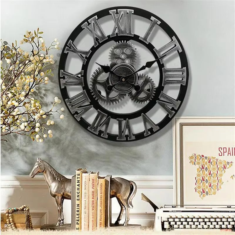 Horloge murale industrielle avec engrenages apparents et structure métal, parfaite pour habiller un mur dans un salon moderne