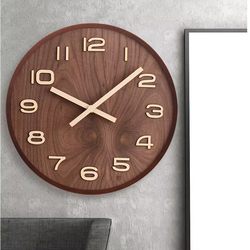 Horloge en noyer ronde chiffres dorés sur mur béton intérieur moderne